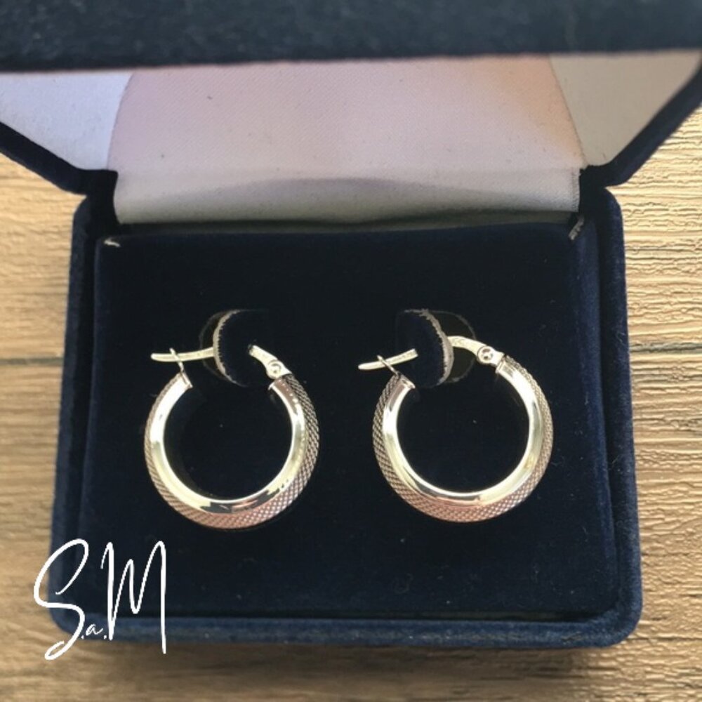 NIB Beautiful 14K White Gold Huggie Earrings!